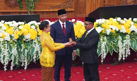 SERAHKAN PALU SIDANG DPRD