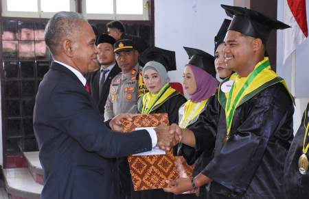 SERTIFIKAT WISUDAWAN TERBAIK UNIVERSITAS