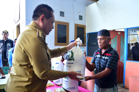 SERAHKAN BANTUAN PANGAN PEMERINTAH