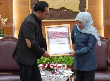 MENERIMA PENGHARGAAN DARI LENSA INDONESIA