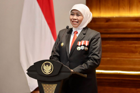 GUBERNUR JAWA TIMUR TERIMA PENGHARGAAN HGMB