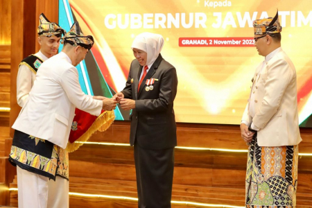 GUBERNUR JATIM MENERIMA LENCANA TANDA KEHORMATAN