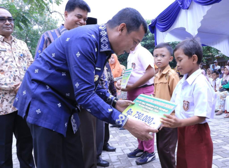 PENYERAHAN BANTUAN SECARA SIMBOLIS