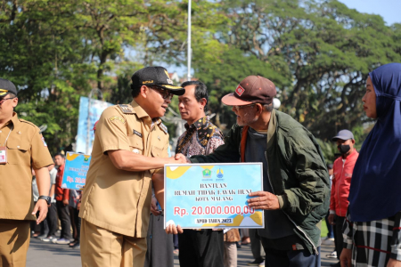 PENYERAHAN BANTUAN RTLH DARI PEMKOT MALANG