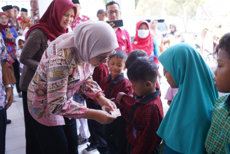 PENYERAHAN KIA OLEH BUPATI NINA AGUSTINA