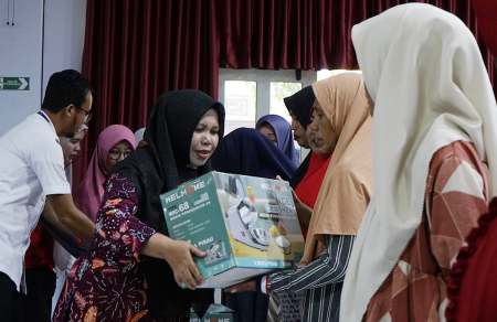 MEMENUHI KEBUTUHAN DASAR KELUARGA