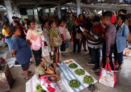 PEMBAGIAN PAKET SEMBAKO PRESIDEN DI PAPUA