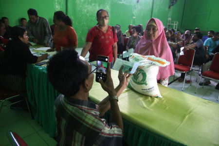 PENYALURAN BANTUAN PANGAN BERAS