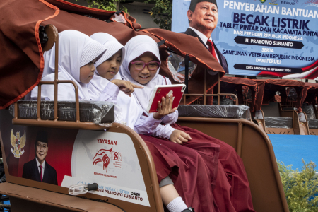 PENYERAHAN BANTUAN BECAK LISTRIK DI BANDUNG