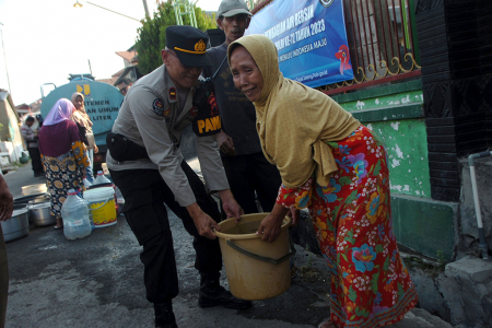 PEMBAGIAN AIR BERSIH DI TEGAL