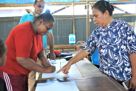 BANTUAN UNTUK PENGUNGSI YARLER KOTA TUAL