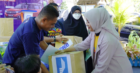 BERIKAN PELAYANAN PRIMA KEPADA MASYARAKAT