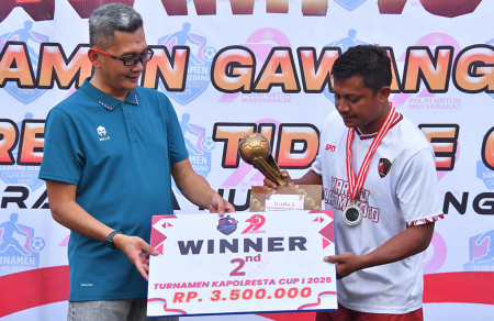 SERAHKAN PIALA JUARA DUA