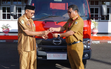 DINAS LINGKUNGAN HIDUP TIDORE  TERIMA DUMP TRUCK
