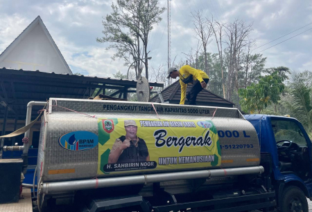 MENGISI AIR KE MOBIL TANGKI