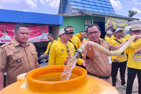 DISTRIBUSIKAN AIR BERSIH GRATIS