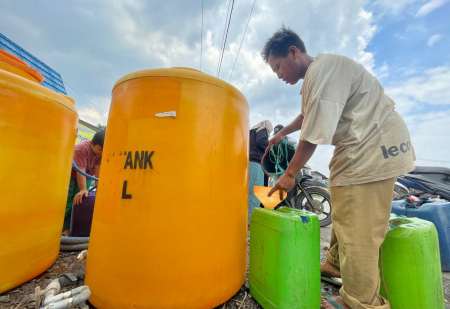  MENGISI AIR BERSIH KE JERIGEN
