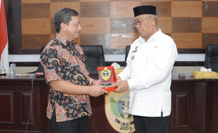 MEMAJUKAN PEREKONOMIAN MASYARAKAT
