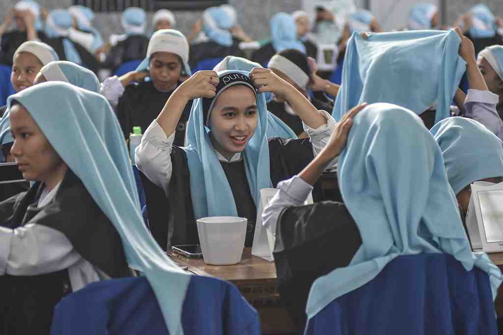 PELATIHAN TATA RIAS BAGI SISWA