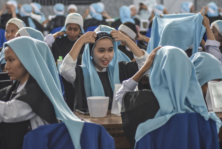 PELATIHAN TATA RIAS BAGI SISWA