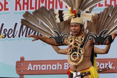 TARIAN PERANG SUKU DAYAK