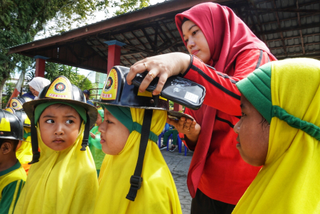 PASANG HELM PEMADAM KEBAKARAN