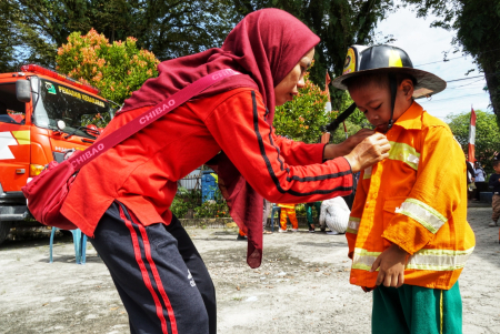 PASANG ROMPI PEMADAM KEBAKARAN