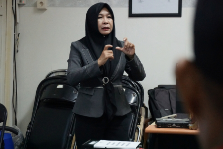 KOMUNIKASI DENGAN BAHASA ISYARAT