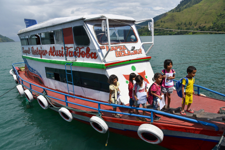 KAPAL BELAJAR DI DANAU TOBA