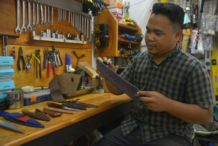 PELATIHAN MEMBUAT SARUNG PISAU BERBAHAN KULIT BEKAS