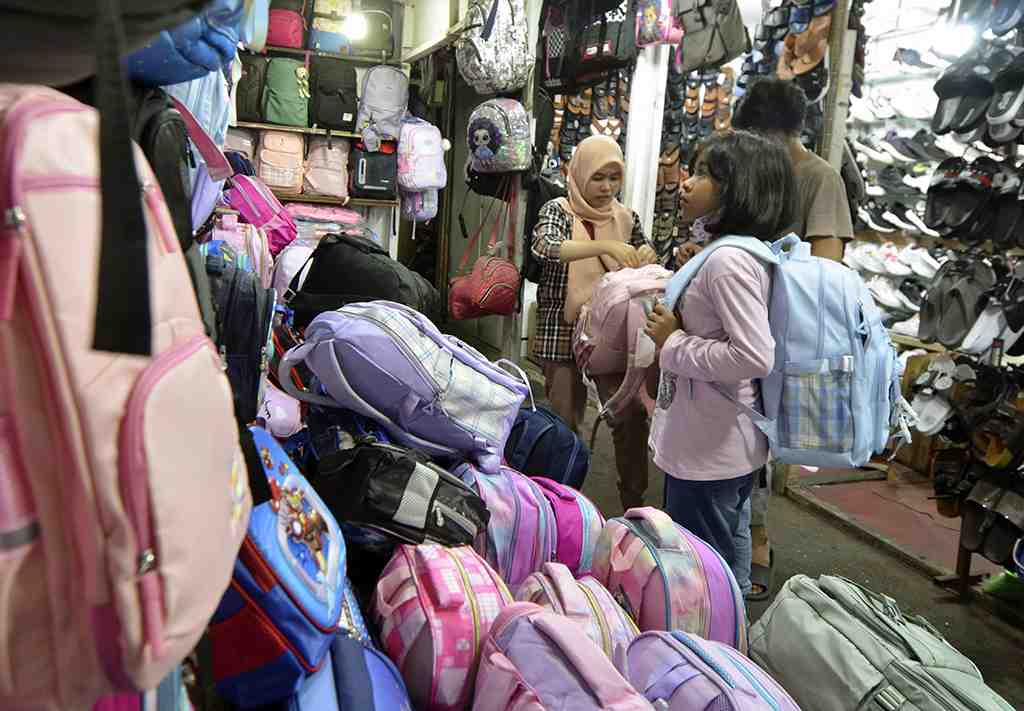 PENJUALAN SERAGAM DAN PERLENGKAPAN SEKOLAH