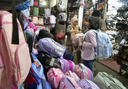 PENJUALAN SERAGAM DAN PERLENGKAPAN SEKOLAH