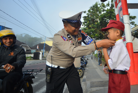 POLISI BUJUK PELAJAR SD IKUT UJIAN