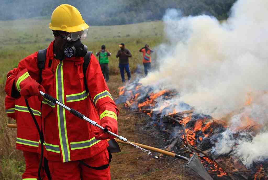 SIMULASI PEMADAMAN KEBAKARAN LAHAN DI PAPUA