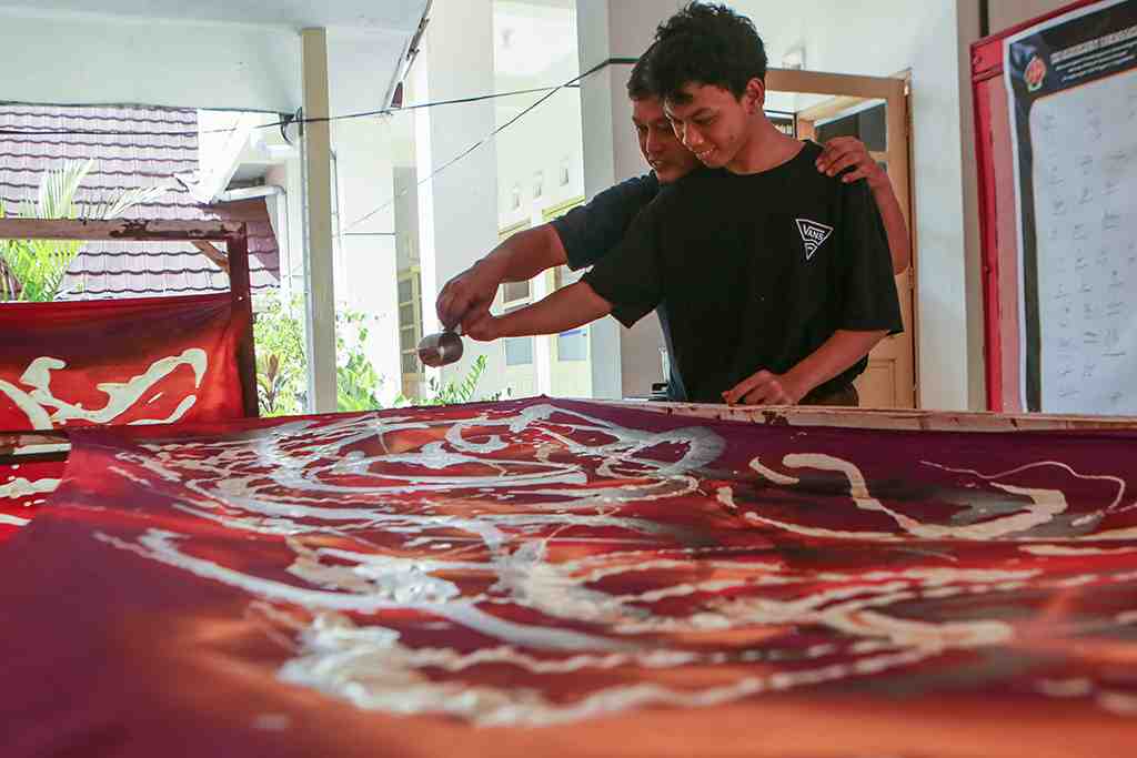 SISWA SLB BELAJAR MEMBATIK