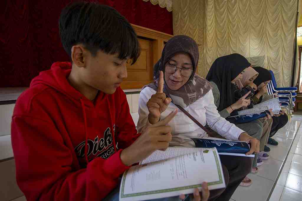 BELAJAR MUSHAF AL QURAN UNTUK TUNA RUNGU