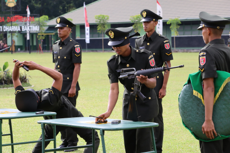 AKSI BONGKAR PASANG SENJATA TAKTIS