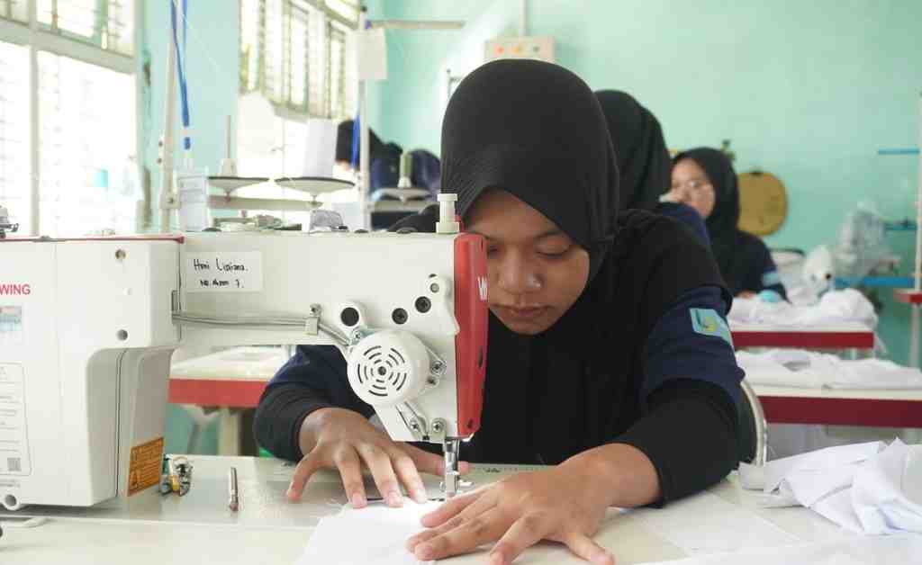 PELATIHAN MENJAHIT PAKAIAN
