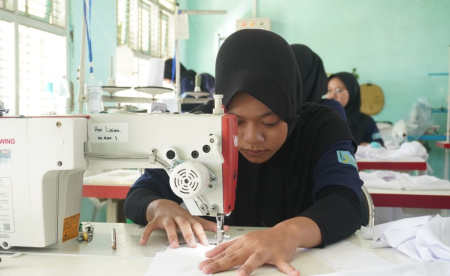  PELATIHAN MENJAHIT PAKAIAN