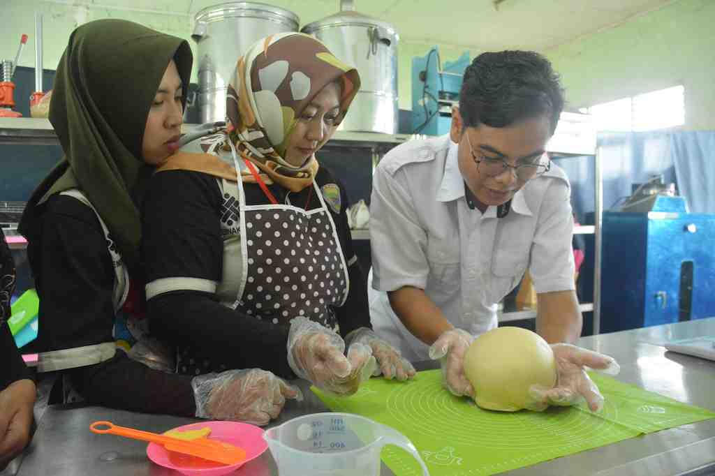 PELATIHAN BUAT ADONAN KUE
