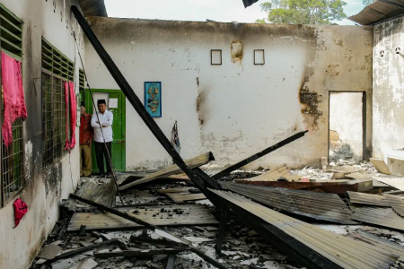 TINJAU LOKASI KEBAKARAN DI SEKOLAH AL-WASHLIYAH
