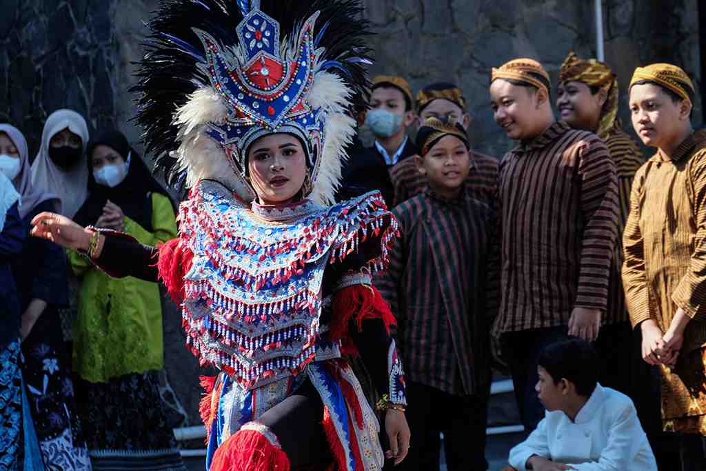 PENGENALAN LINGKUNGAN SEKOLAH BERBUSANA TRADISIONAL