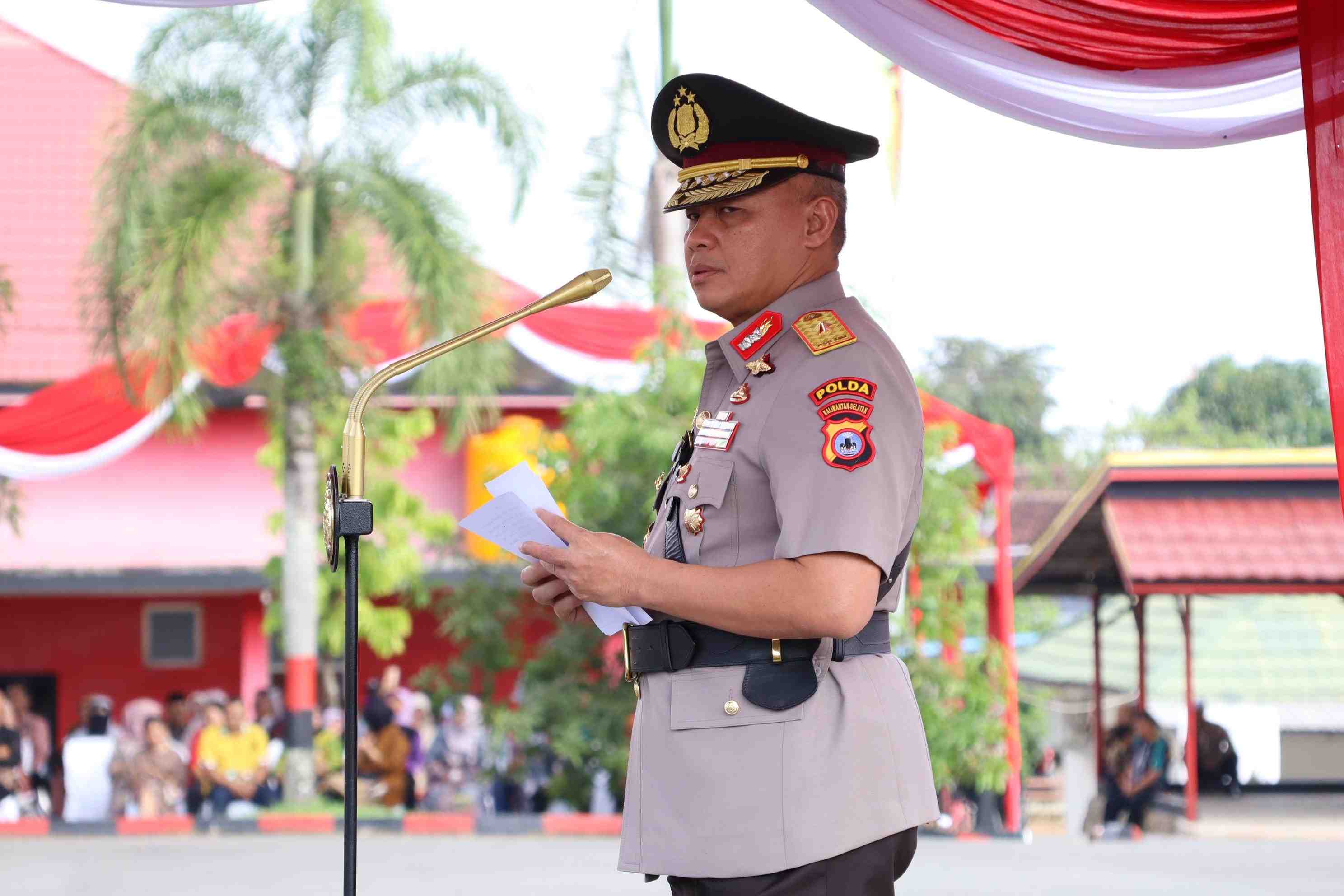 ANGGOTA POLRI PROFESIONAL DALAM MELAYANI
