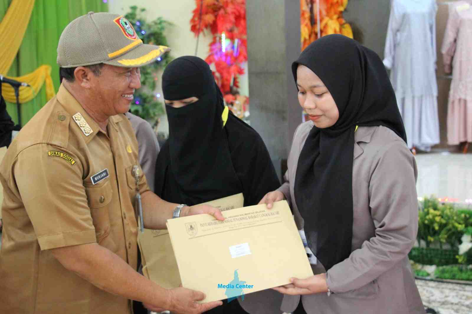 SERAHKAN PIAGAM DAN SERTIFIKAT