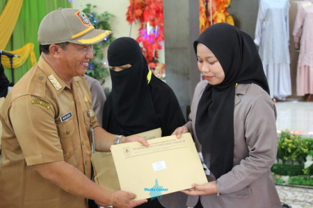 SERAHKAN PIAGAM DAN SERTIFIKAT