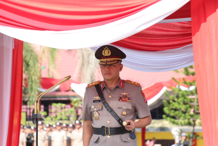 PIMPIN UPACARA PENUTUPAN