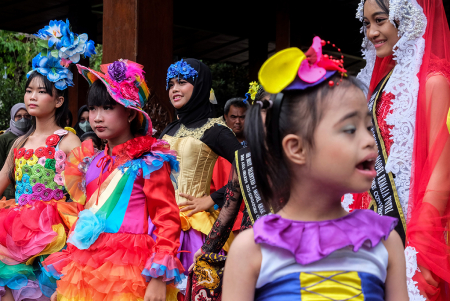 PERAGAAN BUSANA ANAK ADHD
