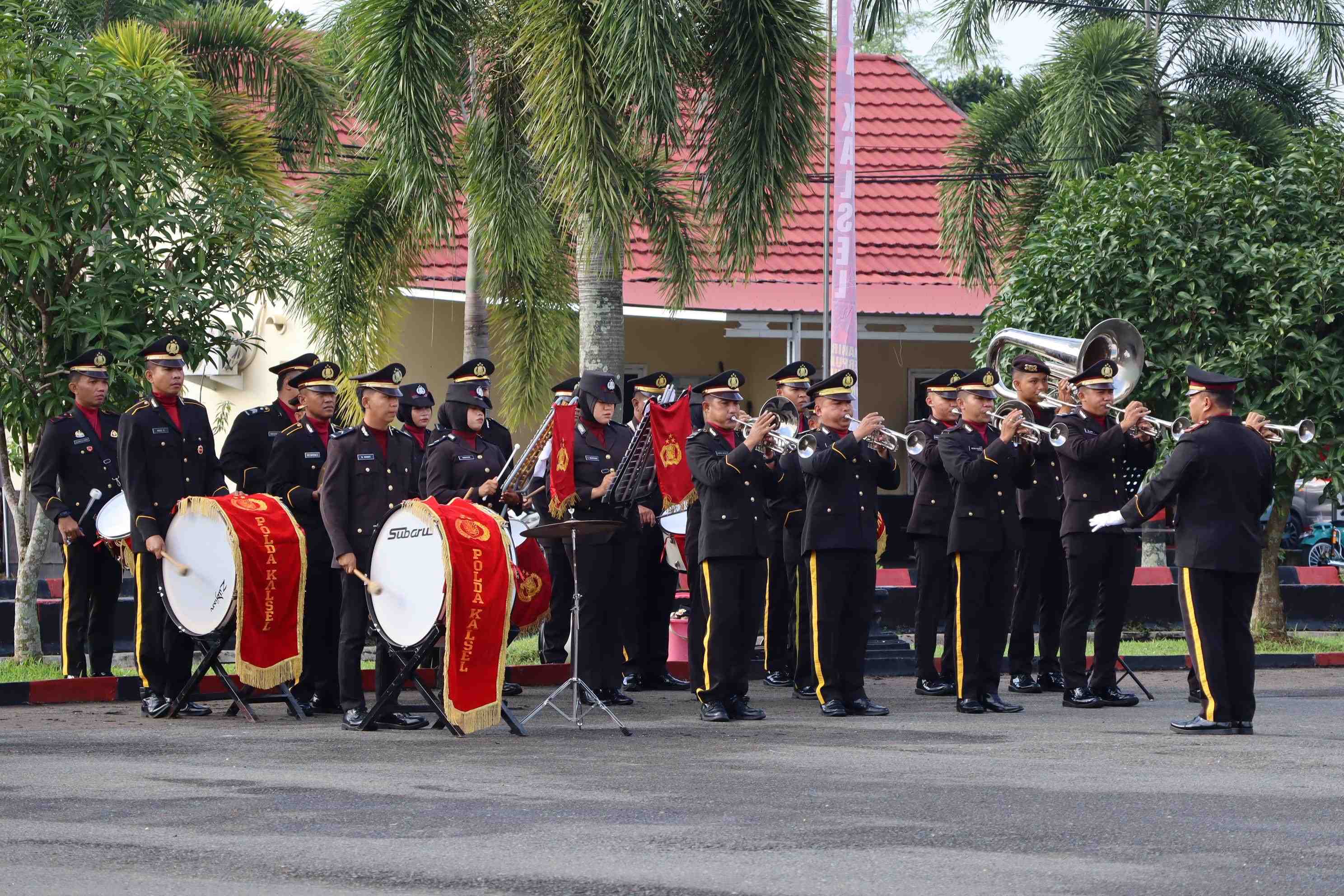 MARCHING BAND POLISI
