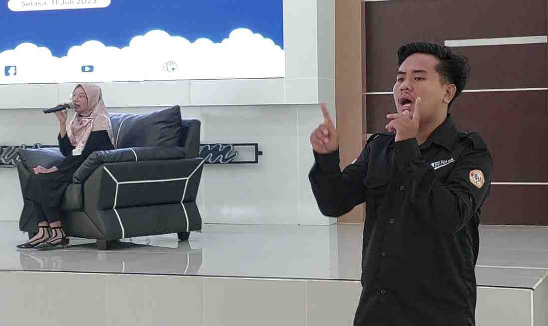 MENERJEMAHKAN DENGAN BAHASA ISYARAT