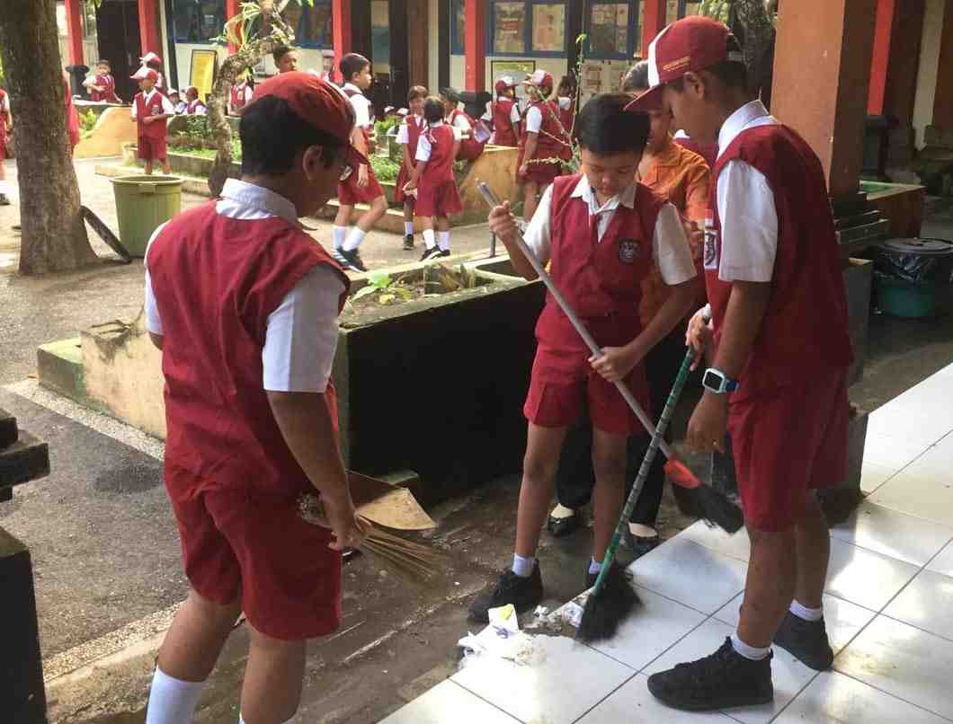 MENYAPU HALAMAN SEKOLAH